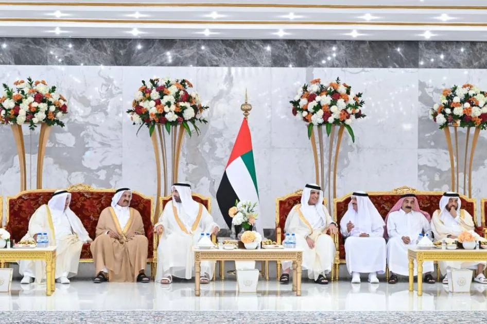 سعود بن صقر يستقبل المعزين بمناسبة العيد في قاعة الضيافة بخزام سعود بن صقر يستقبل المعزين بمناسبة العيد في قاعة الضيافة بخزام