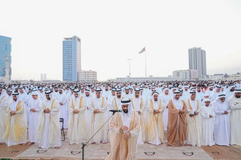 سعود بن صقر يقيم صلاة عيد الأضحى في المصلى الكبير سعود بن صقر يقيم صلاة عيد الأضحى في المصلى الكبير