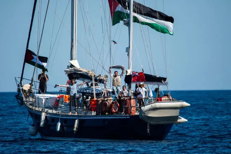 سفينة الحرية تواصل سعيها نحو غزة والاحتلال يحذر من اعتقال المشاركين سفينة الحرية تواصل سعيها نحو غزة والاحتلال يحذر من اعتقال المشاركين