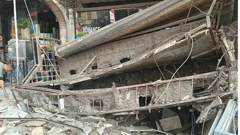 سقوط شرفة مبنى في بولاق الدكرور.. والعدد الإجمالي للمصابين 7 سقوط شرفة مبنى في بولاق الدكرور.. والعدد الإجمالي للمصابين 7