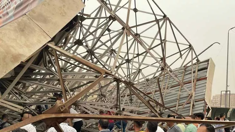 سقوط لافتة إعلانية يؤدي إلى إصابة 10 أفراد في بولاق الدكرور سقوط لافتة إعلانية يؤدي إلى إصابة 10 أفراد في بولاق الدكرور