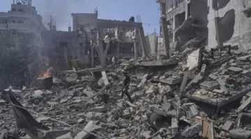 سكان غزة المتعبون من النزاع يشاركون صور الدمار في إسرائيل