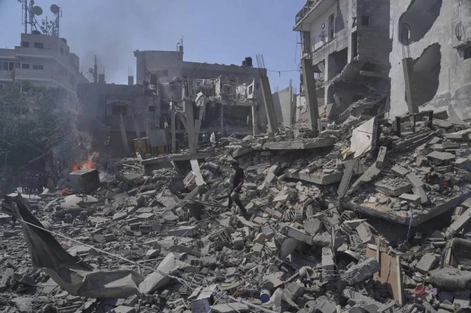 سكان غزة المتعبون من النزاع يشاركون صور الدمار في إسرائيل سكان غزة المتعبون من النزاع يشاركون صور الدمار في إسرائيل