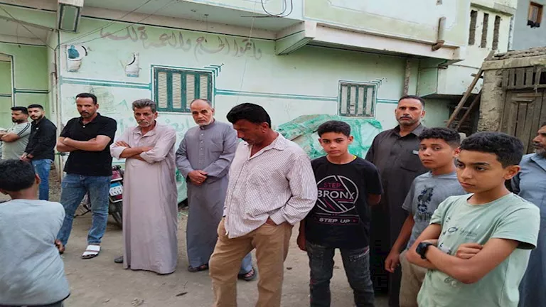 سكان قرية مبارك ينتظرون جثمان سائق محطة الوقود بالعاشر – صور