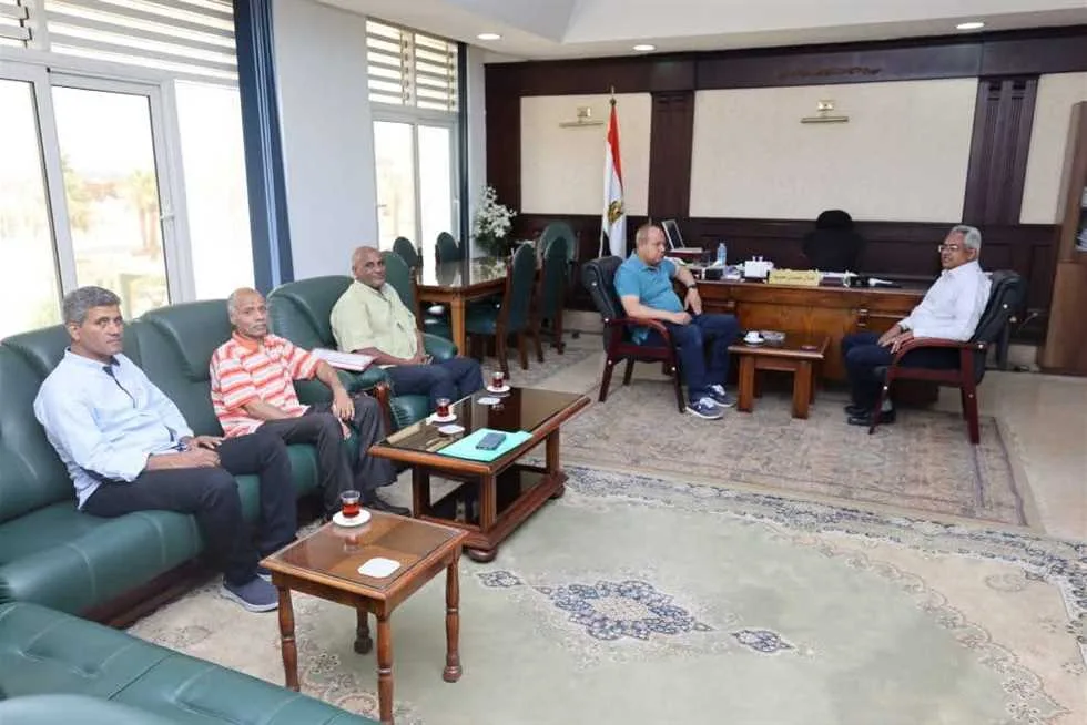 سكرتير عام البحر الأحمر يناقش مع رئيس شركة القناة توسيع وتحديث الشبكات الكهربائية سكرتير عام البحر الأحمر يناقش مع رئيس شركة القناة توسيع وتحديث الشبكات الكهربائية