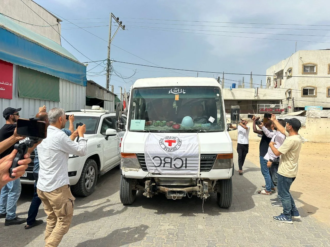 سلطات الاحتلال تُطلق سراح 12 سجينًا من غزة سلطات الاحتلال تُطلق سراح 12 سجينًا من غزة