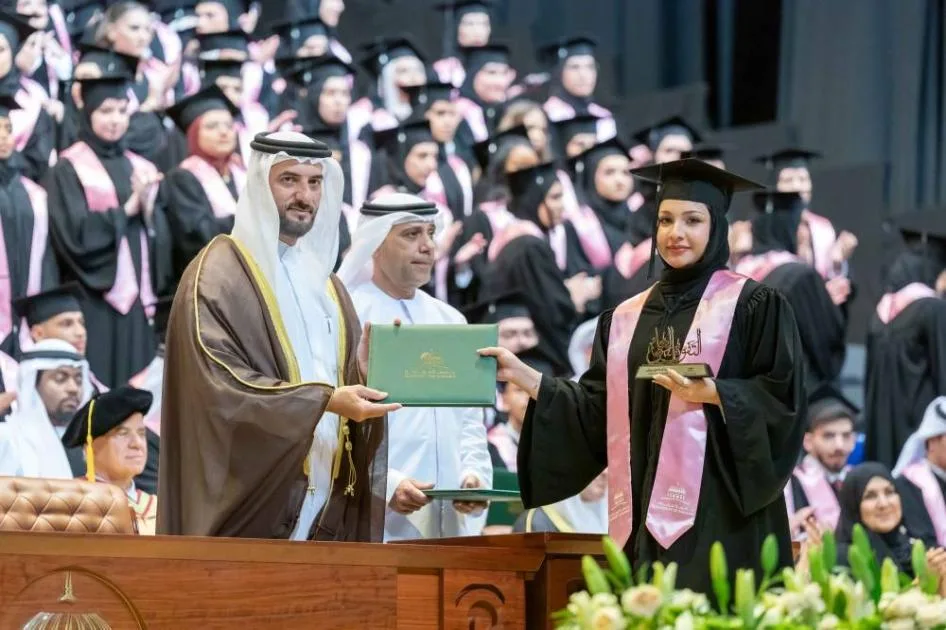 سلطان بن أحمد: تهانينا على تخرجكم وندعو الله أن يبارك في خطواتكم المقبلة سلطان بن أحمد: تهانينا على تخرجكم وندعو الله أن يبارك في خطواتكم المقبلة