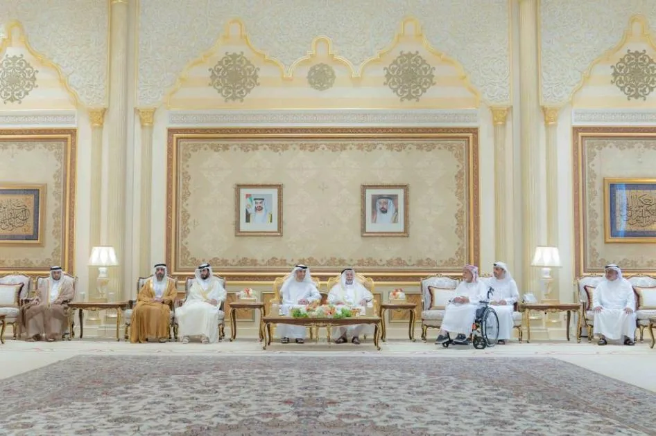 سلطان يستقبل المهنئين في قصر البديع الفاخر