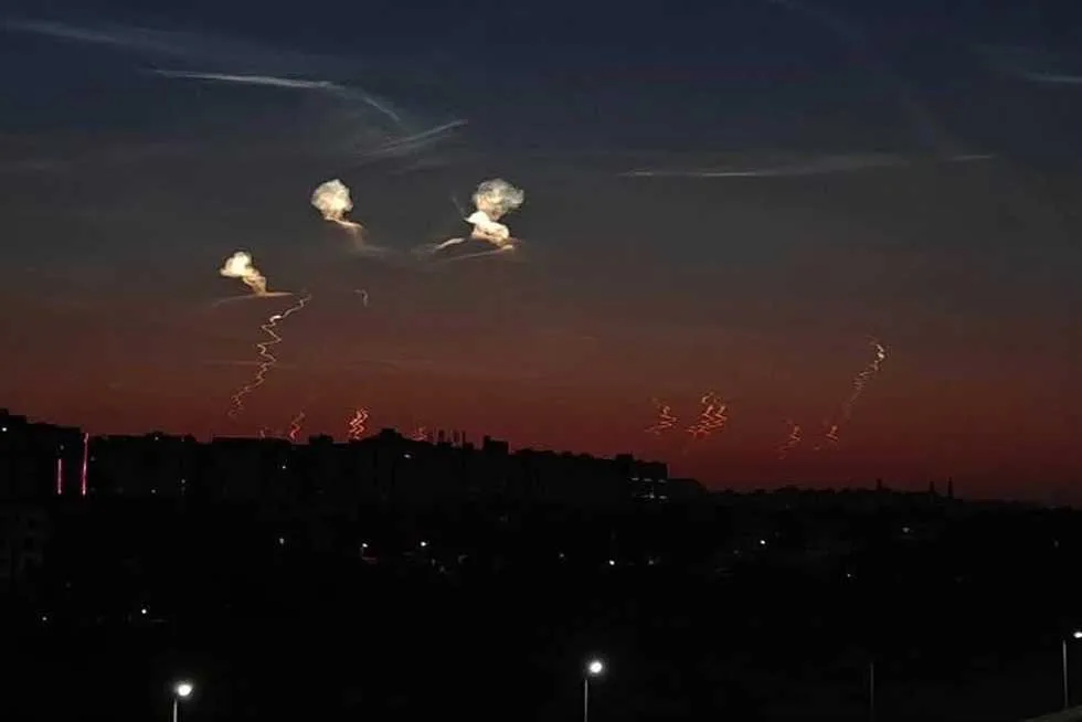 سندفع الثمن: تأثيرات وأسباب ظهور الخطوط البيضاء في سماء مصر نتيجة النزاع بين “إسرائيل” و”إيران” (فيديو) سندفع الثمن: تأثيرات وأسباب ظهور الخطوط البيضاء في سماء مصر نتيجة النزاع بين “إسرائيل” و”إيران” (فيديو)
