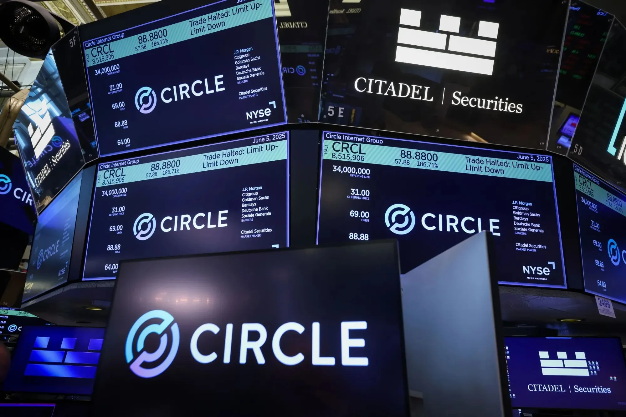 سهم “سيركل” يزيد بنسبة 168% في أول يوم له في بورصة “وول ستريت” سهم “سيركل” يزيد بنسبة 168% في أول يوم له في بورصة “وول ستريت”