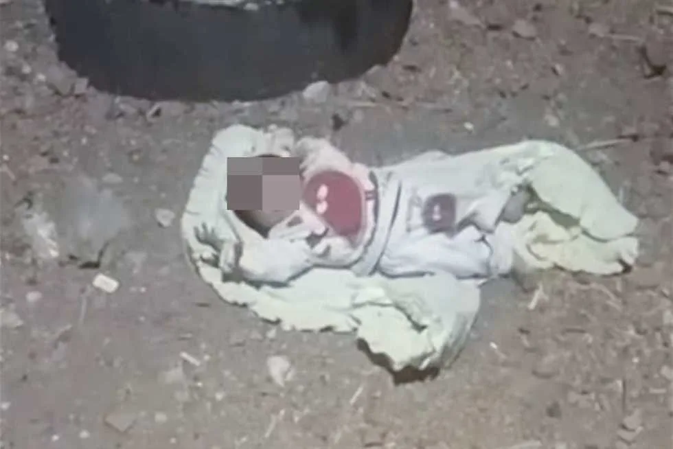 سيدة تُلقي برضيعها داخل مسجد في المنوفية بعد لفه بقطعة قماش سيدة تُلقي برضيعها داخل مسجد في المنوفية بعد لفه بقطعة قماش