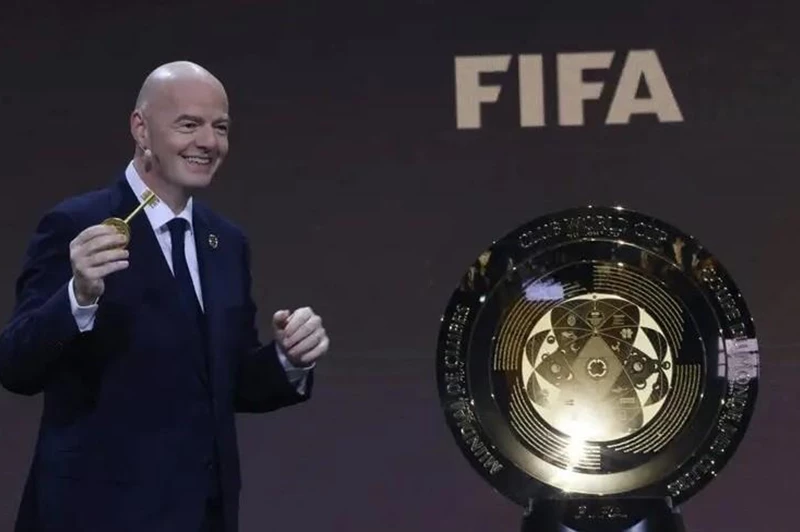 سيظل على القميص لمدة 4 سنوات.. تقارير تكشف هوية شعار بطل كأس العالم للأندية 2025 سيظل على القميص لمدة 4 سنوات.. تقارير تكشف هوية شعار بطل كأس العالم للأندية 2025