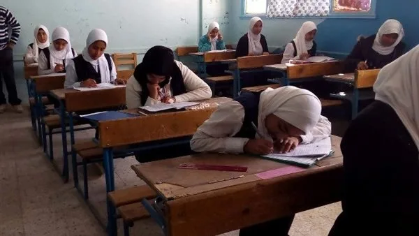 شاب يقتحم لجنة الامتحانات في أكتوبر للقاء حبيبته ويتعرض لرئيسها بالسباب شاب يقتحم لجنة الامتحانات في أكتوبر للقاء حبيبته ويتعرض لرئيسها بالسباب