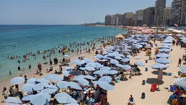 شاطئ هادئ ومصطافون منذ صباح اليوم.. زيادة كبيرة في رواد شواطئ الإسكندرية في ثالث أيام عيد الأضحى. شاطئ هادئ ومصطافون منذ صباح اليوم.. زيادة كبيرة في رواد شواطئ الإسكندرية في ثالث أيام عيد الأضحى.