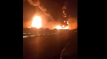 شاهد الفيديو – اندلاع حريق ضخم في طهران نتيجة ضربات إسرائيلية استهدفت محطة نفطية.