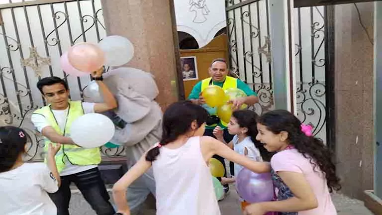 شباب مسيحيون يقدمون الهدايا احتفالاً بعيد الأضحى في بني سويف (صور) شباب مسيحيون يقدمون الهدايا احتفالاً بعيد الأضحى في بني سويف (صور)