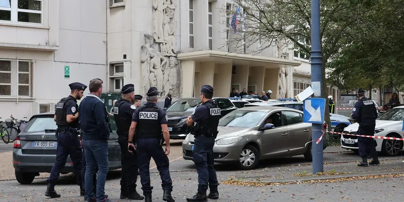 شخص يلقى حتفه في حادث طعن داخل مدرسة شرق فرنسا شخص يلقى حتفه في حادث طعن داخل مدرسة شرق فرنسا