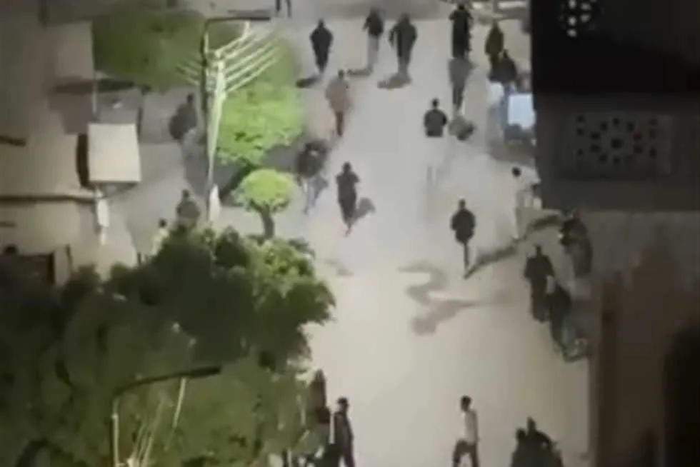 شخص يُقتل في مشاجرة بين عائلتين في كفر الشيخ بسبب نزاع على أحقية الري. شخص يُقتل في مشاجرة بين عائلتين في كفر الشيخ بسبب نزاع على أحقية الري.