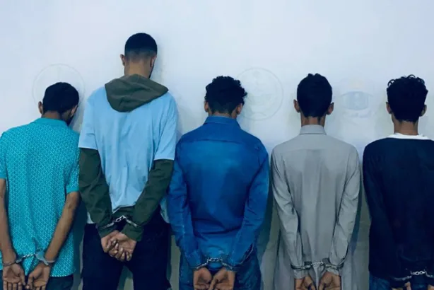 شرطة مكة: القبض على مخالفين لأنظمة الحدود ووافد ومقيمين بتهمة سرقة كابلات كهربائية شرطة مكة: القبض على مخالفين لأنظمة الحدود ووافد ومقيمين بتهمة سرقة كابلات كهربائية
