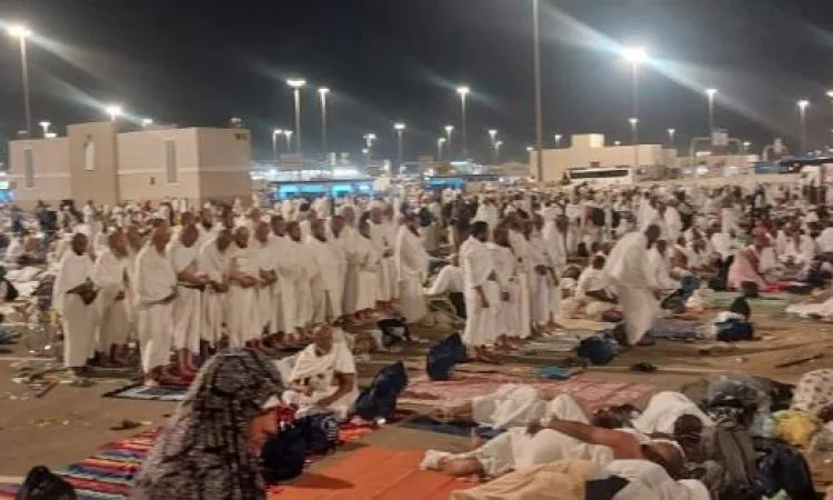 شركات السياحة تُنقل الحجاج من أماكن إقامتهم في مكة إلى مشعر منى لرمي الجمرات. شركات السياحة تُنقل الحجاج من أماكن إقامتهم في مكة إلى مشعر منى لرمي الجمرات.