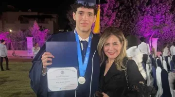 صابرين تشارك صورة حديثة مع ابنها في حفل تخرجه: «نتمنى له التوفيق في الجامعة»