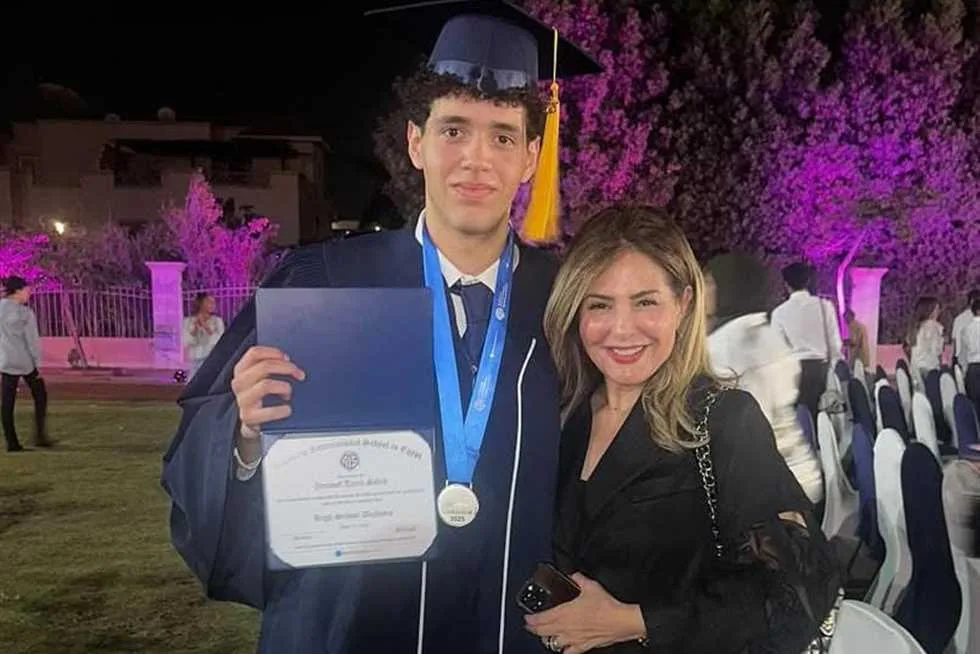 صابرين تشارك صورة حديثة مع ابنها في حفل تخرجه: «نتمنى له التوفيق في الجامعة»