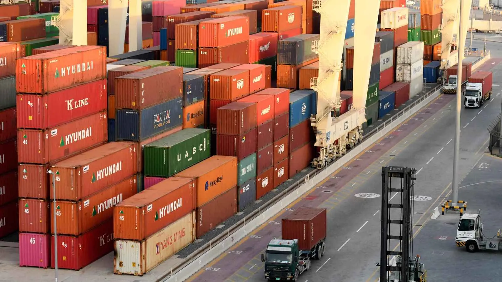 صادرات الإمارات غير النفطية ترتفع بنسبة 41% لتصل إلى 48.2 مليار دولار في الربع الأول صادرات الإمارات غير النفطية ترتفع بنسبة 41% لتصل إلى 48.2 مليار دولار في الربع الأول