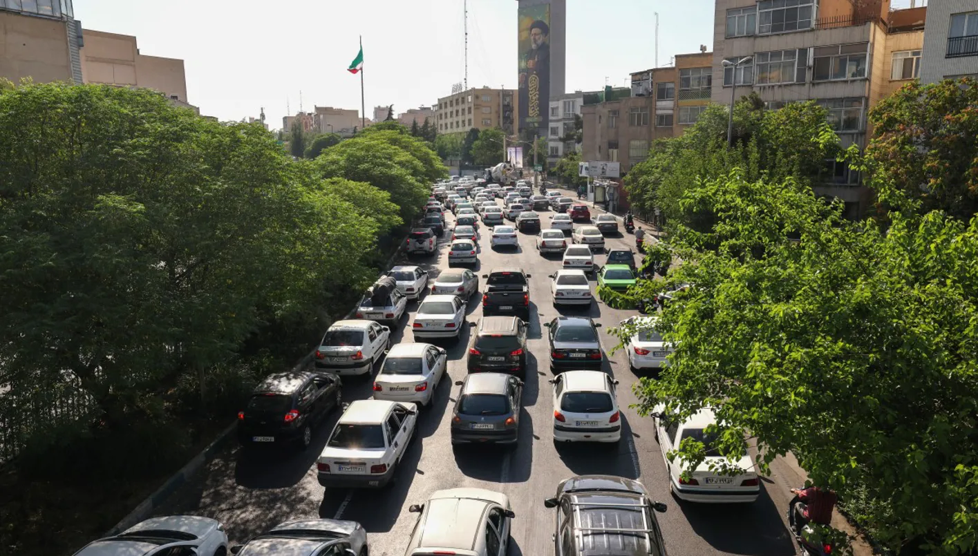 صراع نفسي: إيرانيون يغادرون طهران هربًا من الضربات الجوية الإسرائيلية صراع نفسي: إيرانيون يغادرون طهران هربًا من الضربات الجوية الإسرائيلية