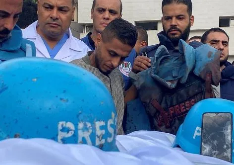 ارتفاع عدد الصحفيين الذين استشهدوا جراء قصف الاحتلال على ساحة المستشفى المعمداني إلى 4. ارتفاع عدد الصحفيين الذين استشهدوا جراء قصف الاحتلال على ساحة المستشفى المعمداني إلى 4.