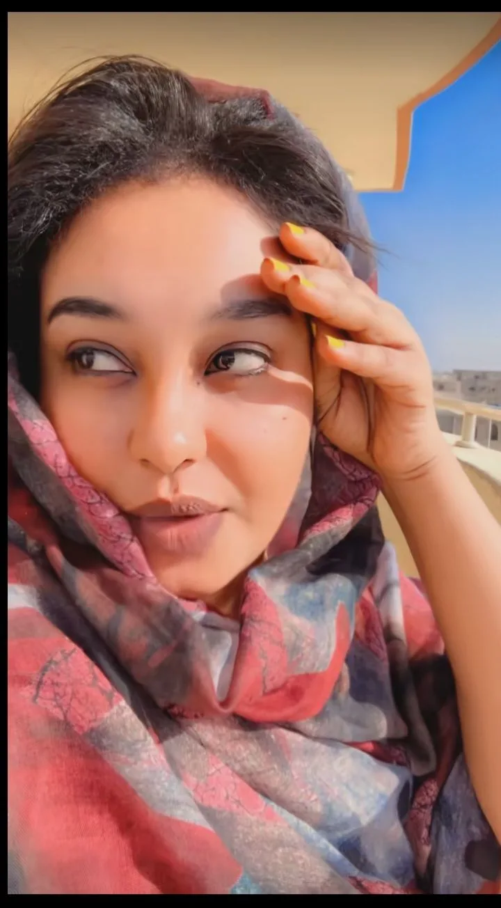 شاهد الفيديو: حسناء السوشيال ميديا “صفاء” تنتقد آل دقلو: (يشارك في الحفلات ويبتعد عن الحرب، وعبد الرحيم اختفى بطرحه الوردى بسبب انشغاله، والدويلة لن تسيطر علينا، واسألوا تسابيح) شاهد الفيديو: حسناء السوشيال ميديا “صفاء” تنتقد آل دقلو: (يشارك في الحفلات ويبتعد عن الحرب، وعبد الرحيم اختفى بطرحه الوردى بسبب انشغاله، والدويلة لن تسيطر علينا، واسألوا تسابيح)