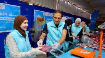 صناع الخير يقدمون لحومًا وطرود غذائية لـ 250 ألف أسرة محتاجة