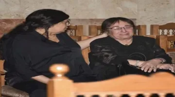 صور: دموع الفنانة سميرة عبد العزيز في عزاء الراحلة سميحة أيوب