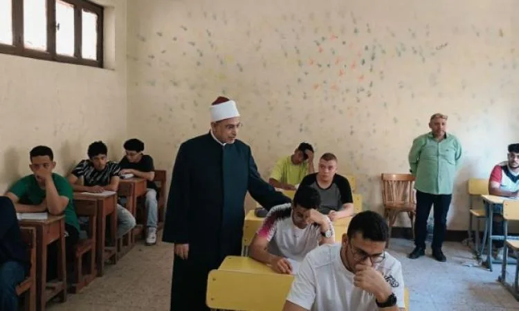 صور.. رئيس جامعة الأزهر يزور لجان امتحانات الثانوية الأزهرية في مدينة نصر صور.. رئيس جامعة الأزهر يزور لجان امتحانات الثانوية الأزهرية في مدينة نصر
