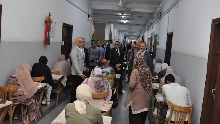 صور – رئيس جامعة عين شمس يقوم بزيارة امتحانات نهاية العام صور – رئيس جامعة عين شمس يقوم بزيارة امتحانات نهاية العام