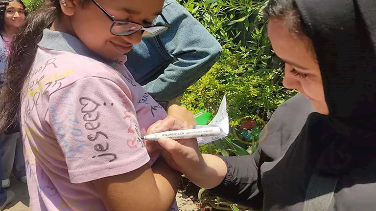صور – طلاب المرحلتين الإعدادية يخلدون ذكرياتهم بتوقيع على القمصان صور – طلاب المرحلتين الإعدادية يخلدون ذكرياتهم بتوقيع على القمصان