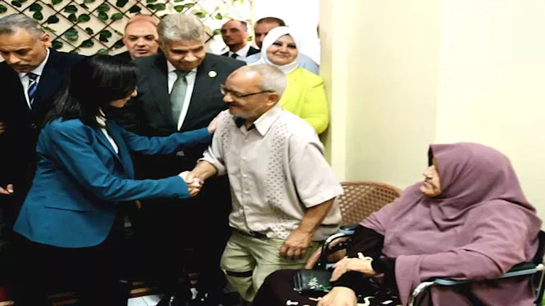 صور: محافظ البحيرة يحتفل بعيد الفطر مع الأطفال وكبار السن صور: محافظ البحيرة يحتفل بعيد الفطر مع الأطفال وكبار السن