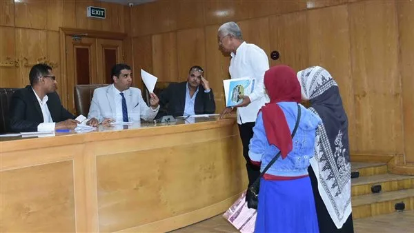 صور: نائب محافظ الأقصر يتلقى شكاوى المواطنين خلال اليوم المفتوح صور: نائب محافظ الأقصر يتلقى شكاوى المواطنين خلال اليوم المفتوح