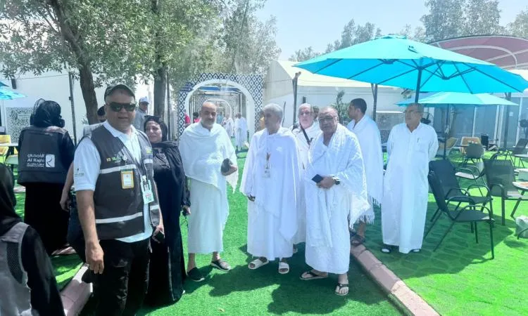 صور.. وزير السياحة والآثار يزور المخيمات للاطمئنان على الحجاج السياحيين