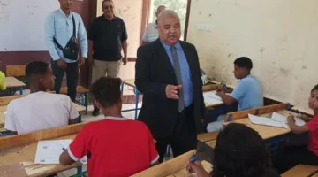 صور: وكيل وزارة التعليم في الأقصر يزور لجان امتحانات الشهادة الإعدادية للتفقد