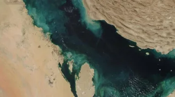 ضابط عسكري إيراني يحذر: النظر في إغلاق مضيق هرمز جاري.