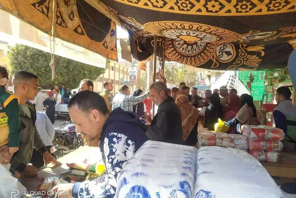 ضبط 2900 عبوة من السلع التموينية المدعومة قبل بيعها في السوق السوداء بالمنيا ضبط 2900 عبوة من السلع التموينية المدعومة قبل بيعها في السوق السوداء بالمنيا