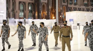 ضبط مواطن لنقله 10 وافدين يحملون تأشيرات زيارة بطريقة غير قانونية ومحاولتهم الدخول إلى مكة المكرمة.