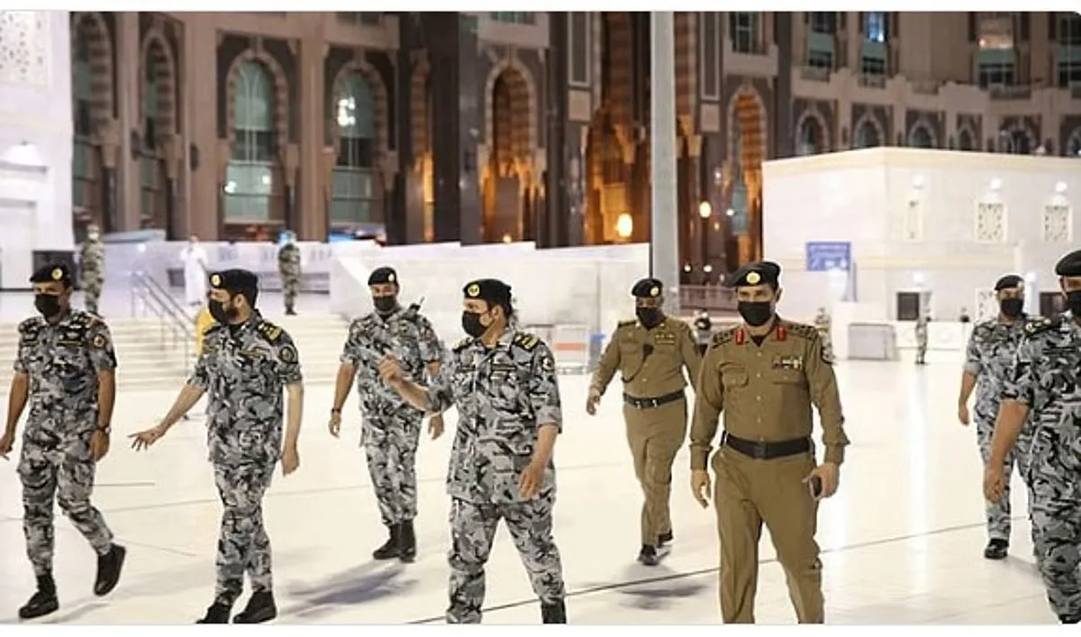 ضبط مواطن لنقله 10 وافدين يحملون تأشيرات زيارة بطريقة غير قانونية ومحاولتهم الدخول إلى مكة المكرمة. ضبط مواطن لنقله 10 وافدين يحملون تأشيرات زيارة بطريقة غير قانونية ومحاولتهم الدخول إلى مكة المكرمة.
