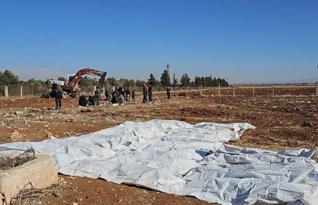 سوريا: العثور على مقبرة جماعية تضم 11 فردًا، بينهم 7 أطفال، ضحايا مجزرة نفذها نظام الأسد في ريف حمص. سوريا: العثور على مقبرة جماعية تضم 11 فردًا، بينهم 7 أطفال، ضحايا مجزرة نفذها نظام الأسد في ريف حمص.