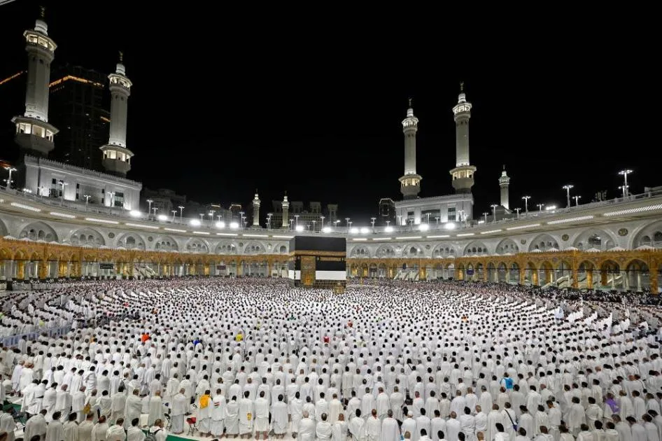 ضيوف الرحمن يتوجهون إلى منى لقضاء يوم التروية ضيوف الرحمن يتوجهون إلى منى لقضاء يوم التروية