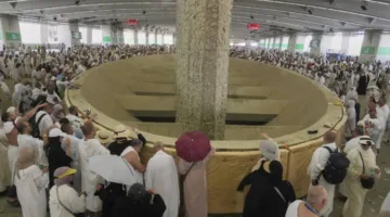 ضيوف الرحمن يقومون برمي جمرة العقبة بسهولة ويسر