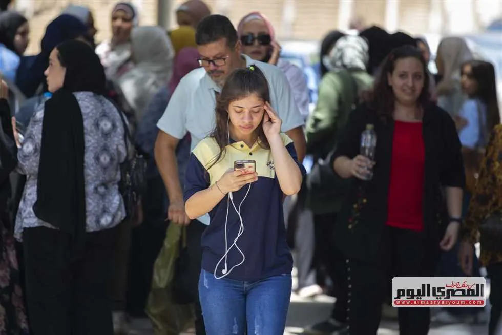 طلاب الثانوية العامة 2025 يتوجهون إلى مراكز الامتحانات لإجراء الفحص الإلكتروني. طلاب الثانوية العامة 2025 يتوجهون إلى مراكز الامتحانات لإجراء الفحص الإلكتروني.
