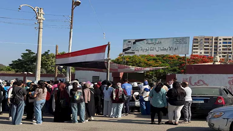 طلاب الثانوية العامة في الإسماعيلية: امتحانات اليوم تمنح بعض الراحة للأعصاب طلاب الثانوية العامة في الإسماعيلية: امتحانات اليوم تمنح بعض الراحة للأعصاب