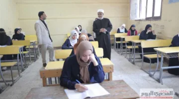طلاب الفرع العلمي في الثانوية الأزهرية يتقدمون لامتحان الفيزياء.