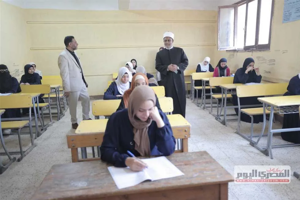 طلاب الفرع العلمي في الثانوية الأزهرية يتقدمون لامتحان الفيزياء. طلاب الفرع العلمي في الثانوية الأزهرية يتقدمون لامتحان الفيزياء.